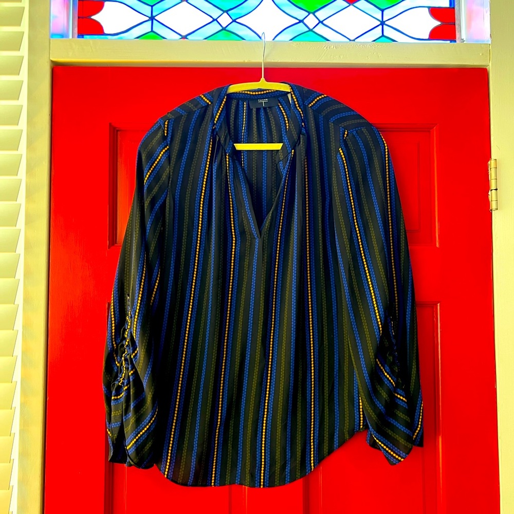 Tahari blouse, sz S in fun pattern